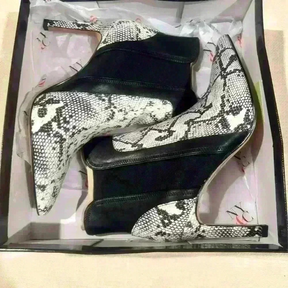 NY&Co Faye High Heel Ankle Booties.9.5 only wore once.  Excellent condition - Picture 8 of 8